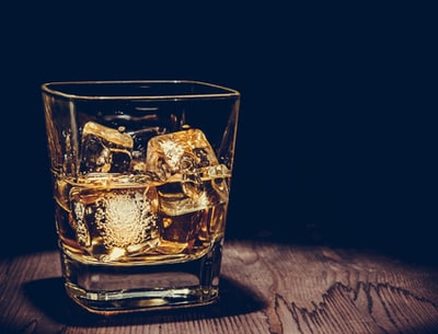 whisky glas met ijs zijkant